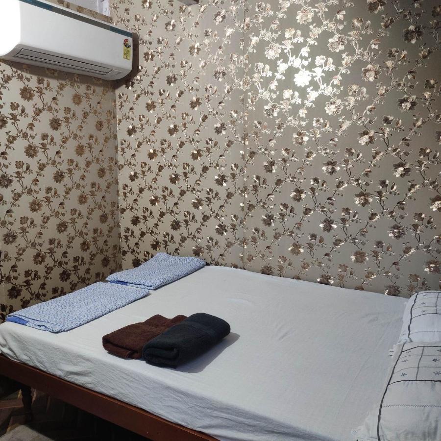 Ira Homestay Mathura - Divine Spiritual Stay الغرفة الصورة